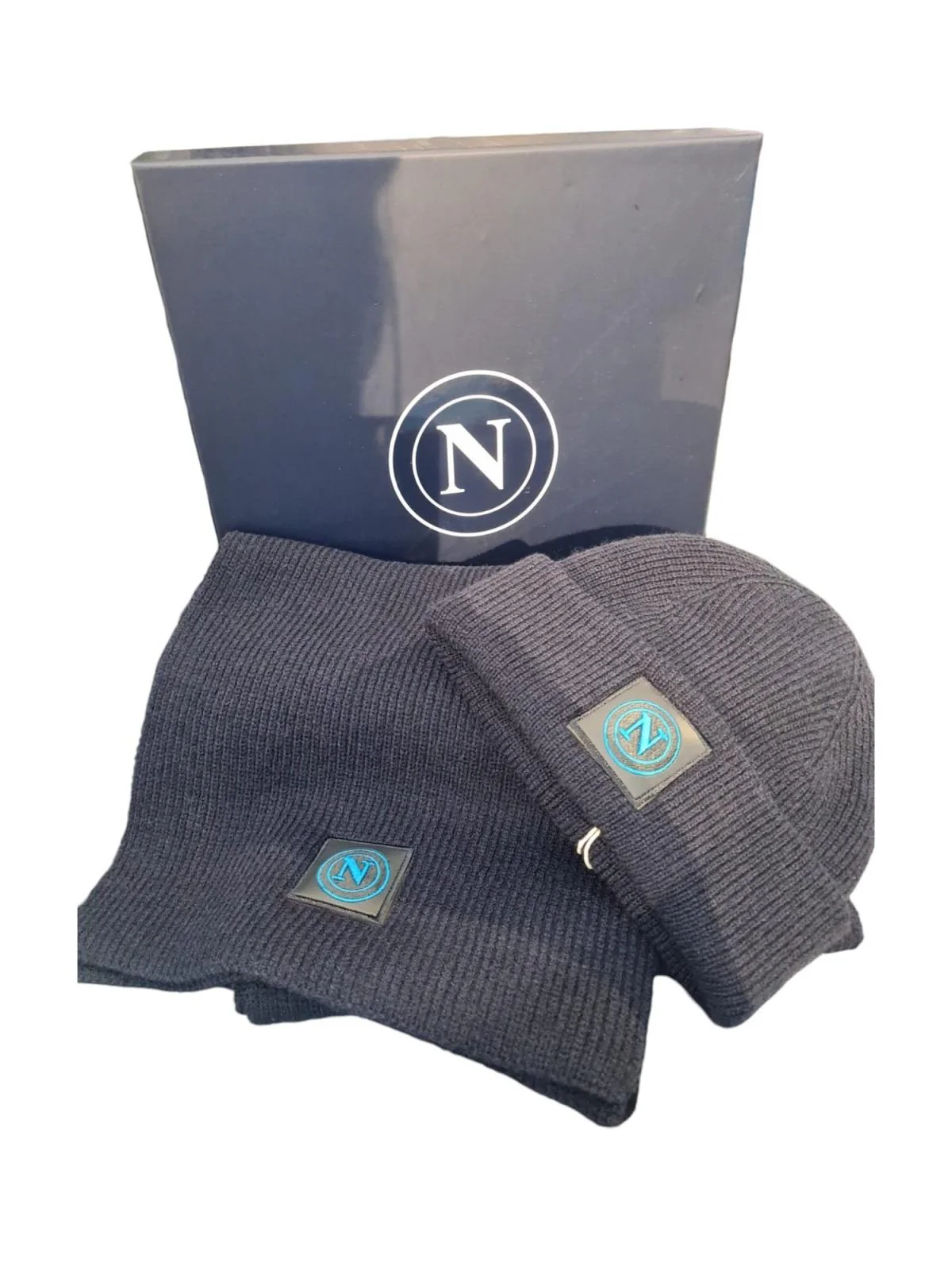 Sciarpa e cappello skipper con patc in pelle ricamata blu in scatolo